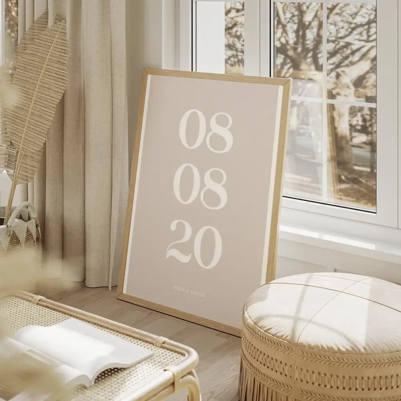 affiche beige personnalisee avec des dates et des noms en typographie blanche salon beige.webp