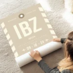 affiche beige personnalisee style etiquette de bagage pour ibiza avec texte noir au sol.webp