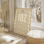 affiche beige personnalisee style etiquette de bagage pour ibiza avec texte noir salon beige.webp
