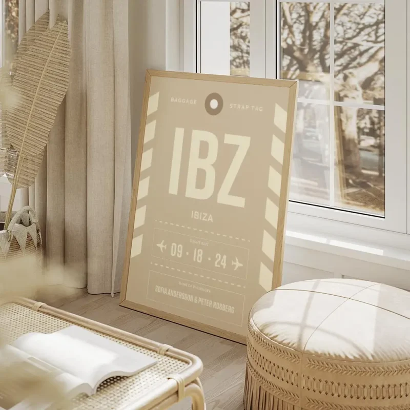 affiche beige personnalisee style etiquette de bagage pour ibiza avec texte noir salon beige.webp