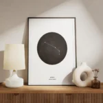 affiche beliere personnalisee avec illustration du signe astrologique en noir et meuble.webp