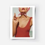 affiche bella donna femme elegante en maillot de bain rouge levres ecarlates fou.webp