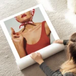 affiche bella donna femme elegante en maillot de bain rouge levres ecarlates fou au sol.webp