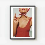 affiche bella donna femme elegante en maillot de bain rouge levres ecarlates fou avec cadre.webp