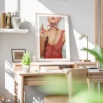 affiche bella donna femme elegante en maillot de bain rouge levres ecarlates fou bureau.webp