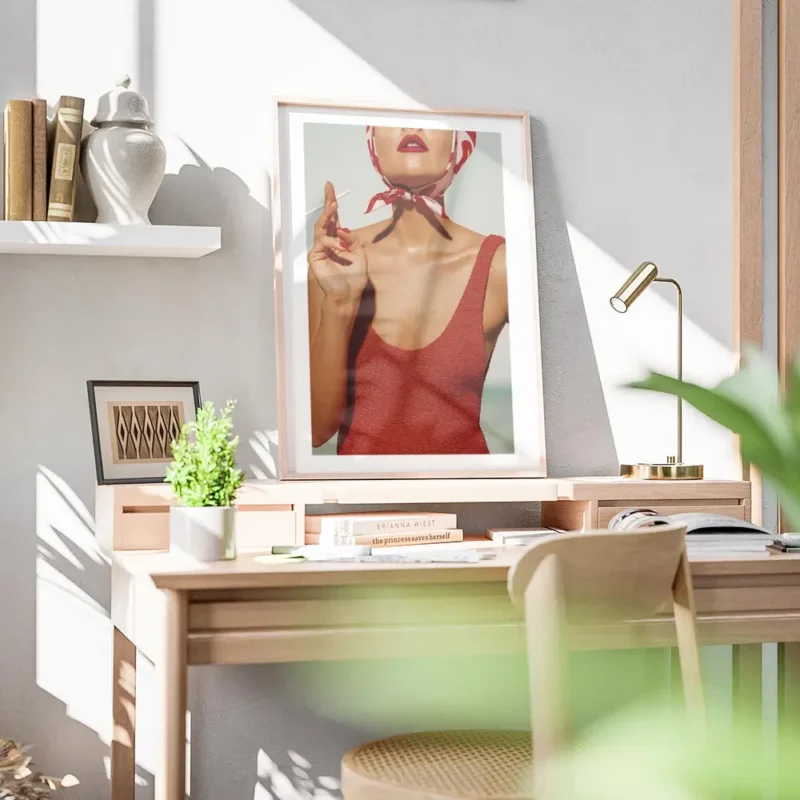 affiche bella donna femme elegante en maillot de bain rouge levres ecarlates fou bureau.webp