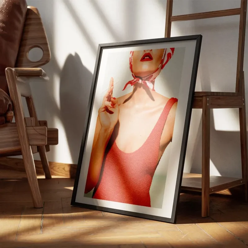 affiche bella donna femme elegante en maillot de bain rouge levres ecarlates fou encadre.webp