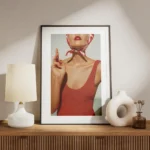 affiche bella donna femme elegante en maillot de bain rouge levres ecarlates fou meuble.webp