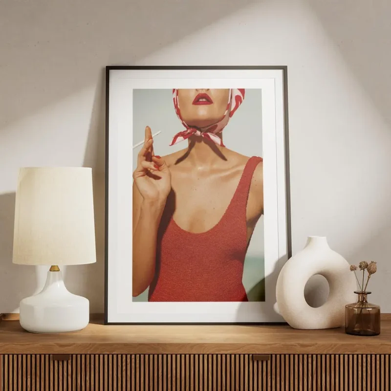 affiche bella donna femme elegante en maillot de bain rouge levres ecarlates fou meuble.webp