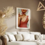 affiche bella donna femme elegante en maillot de bain rouge levres ecarlates fou salon.webp