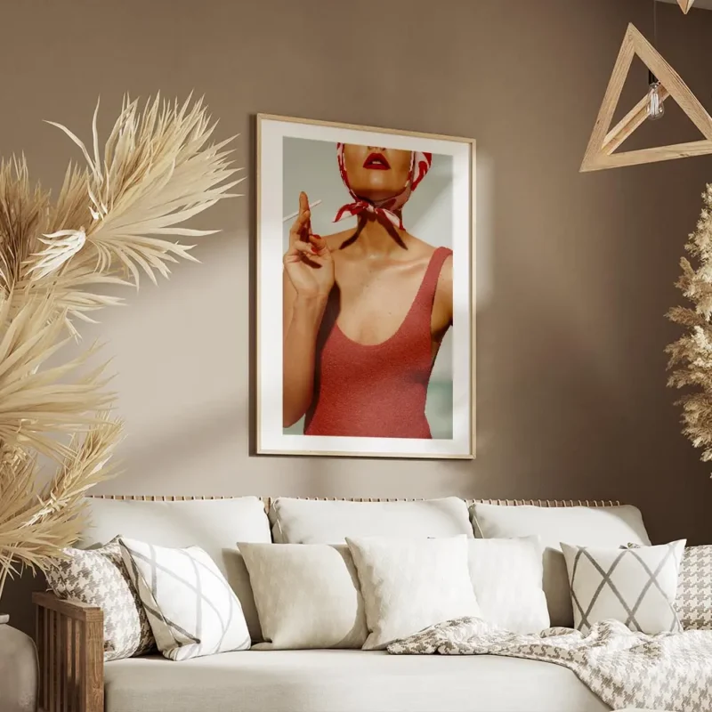 affiche bella donna femme elegante en maillot de bain rouge levres ecarlates fou salon.webp
