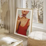 affiche bella donna femme elegante en maillot de bain rouge levres ecarlates fou salon beige.webp