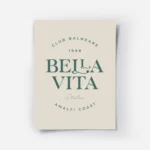 affiche bella vita italia avec typographie verte sur fond beige evoquant la cote.webp