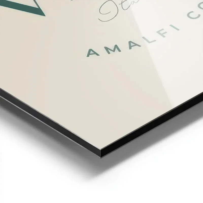 affiche bella vita italia avec typographie verte sur fond beige evoquant la cote aluminium.webp