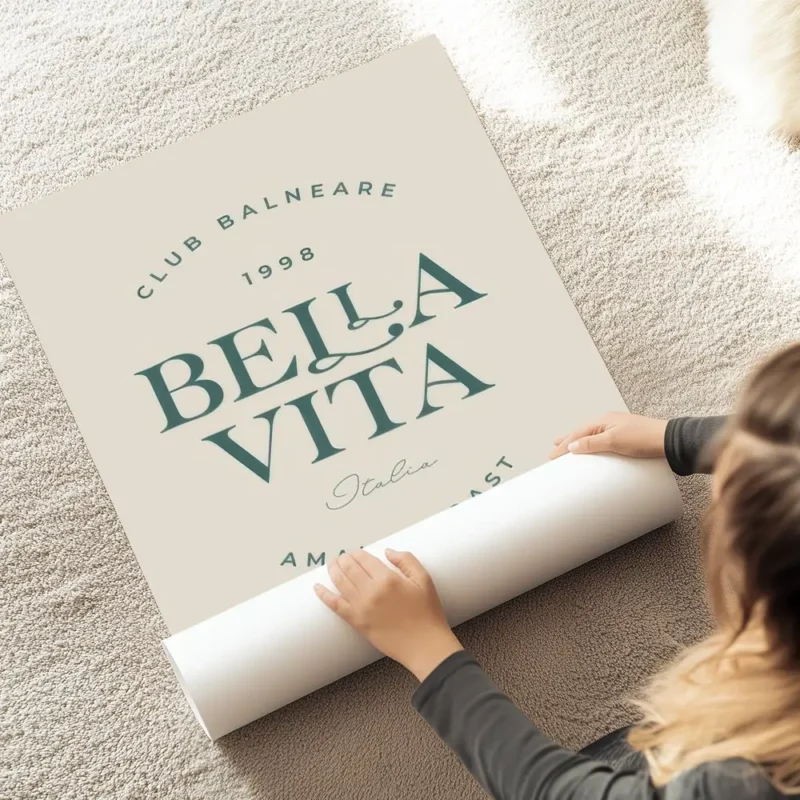affiche bella vita italia avec typographie verte sur fond beige evoquant la cote au sol.webp
