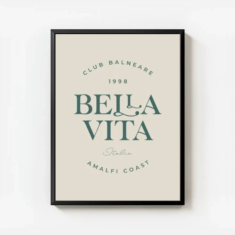 affiche bella vita italia avec typographie verte sur fond beige evoquant la cote avec cadre.webp