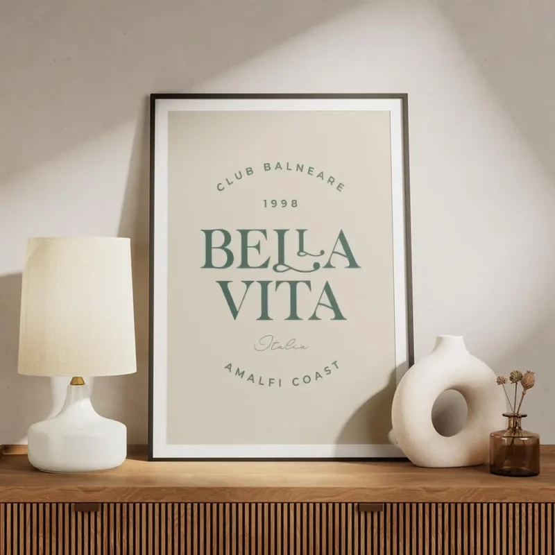 affiche bella vita italia avec typographie verte sur fond beige evoquant la cote meuble.webp