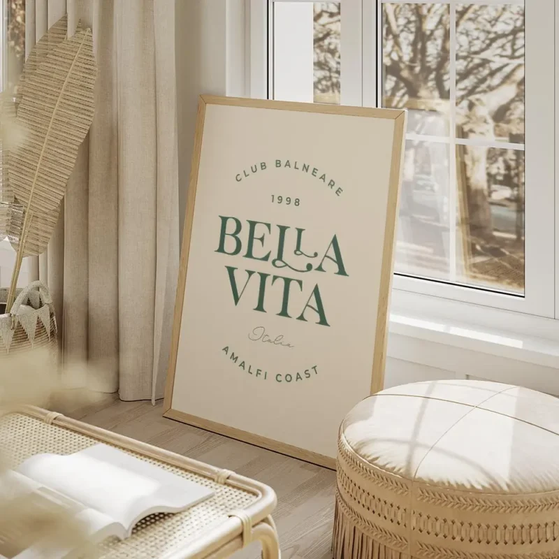 affiche bella vita italia avec typographie verte sur fond beige evoquant la cote salon beige.webp