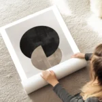 affiche berlin shapes no2 avec des cercles superposes noir et beige sur fond gri au sol.webp