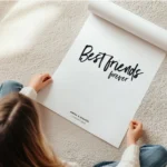 affiche best friends forever avec texte noir manuscrit et typographie sous forme en rouleau.webp