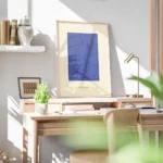 affiche bleu cobalt abstrait avec des formes organiques et des lignes sombres su bureau.webp