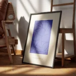 affiche bleu cobalt abstrait avec des formes organiques et des lignes sombres su encadre.webp