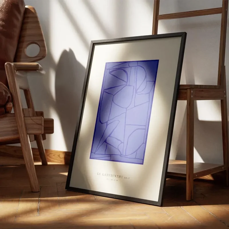 affiche bleu cobalt abstrait avec des formes organiques et des lignes sombres su encadre.webp