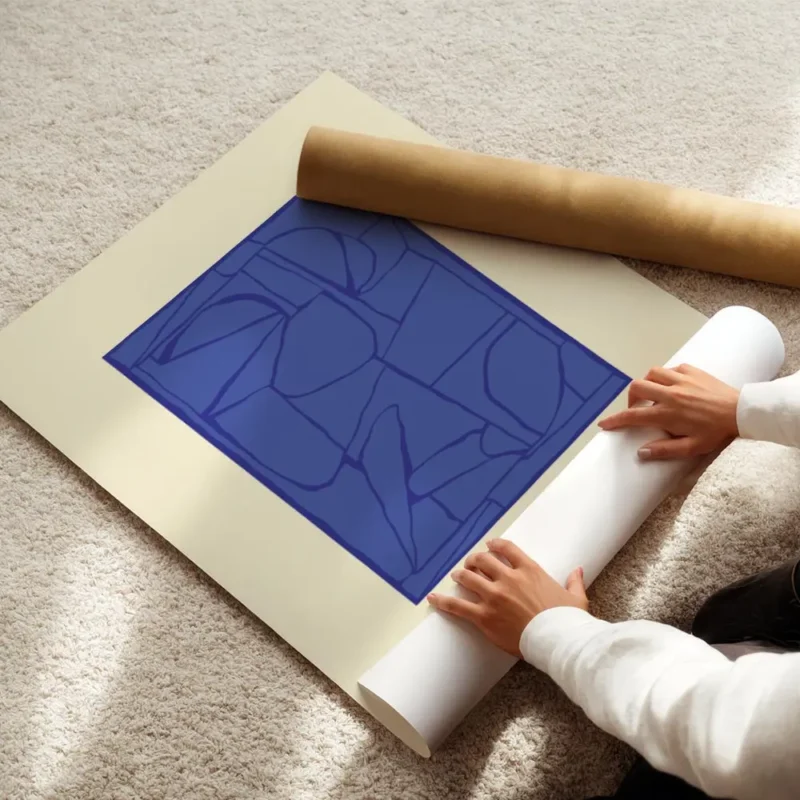 affiche bleu cobalt abstrait avec des formes organiques et des lignes sombres su enroule.webp