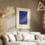 affiche bleu cobalt abstrait avec des formes organiques et des lignes sombres su salon.webp