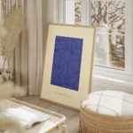 affiche bleu cobalt abstrait avec des formes organiques et des lignes sombres su salon beige.webp