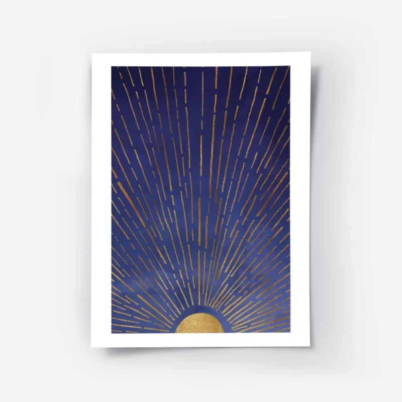 affiche bleu crepuscule avec un soleil dore et des rayons lumineux.webp