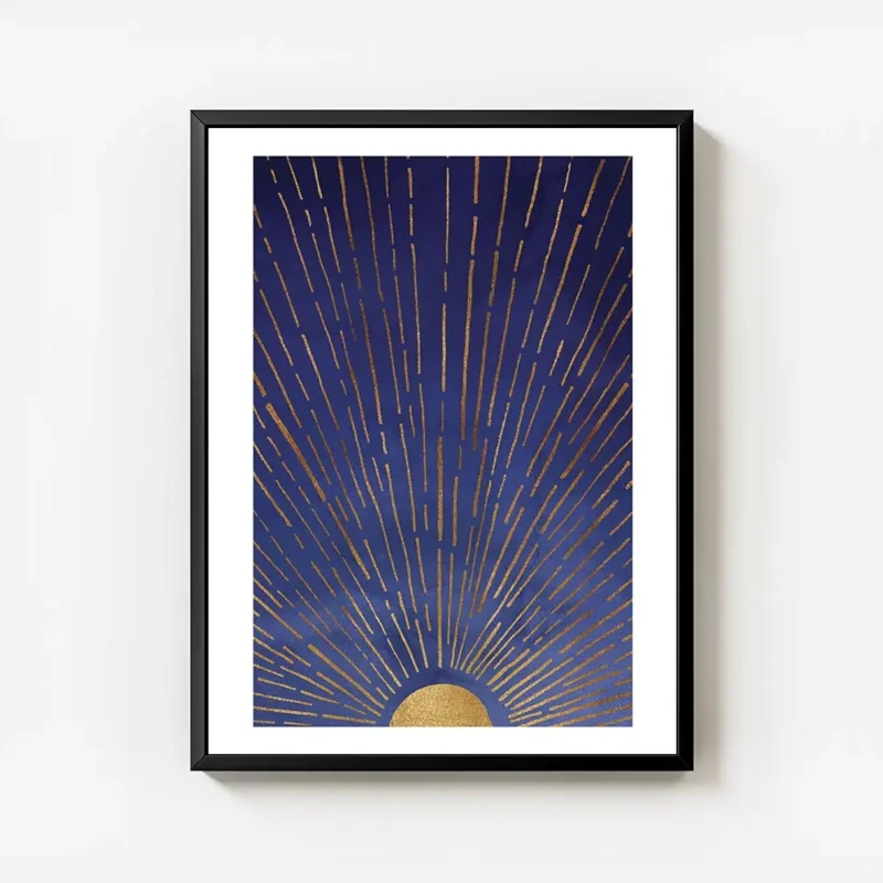 affiche bleu crepuscule avec un soleil dore et des rayons lumineux avec cadre.webp