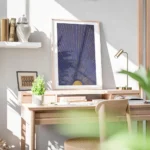 affiche bleu crepuscule avec un soleil dore et des rayons lumineux bureau.webp