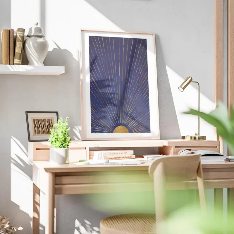 affiche bleu crepuscule avec un soleil dore et des rayons lumineux bureau.webp