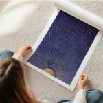 affiche bleu crepuscule avec un soleil dore et des rayons lumineux en rouleau.webp