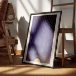 affiche bleu crepuscule avec un soleil dore et des rayons lumineux encadre.webp