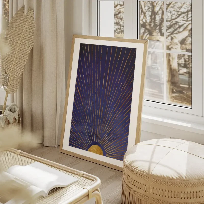 affiche bleu crepuscule avec un soleil dore et des rayons lumineux salon beige.webp