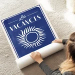 affiche bleu fonce avec un soleil blanc eclatant et du texte vacances nice cote au sol.webp