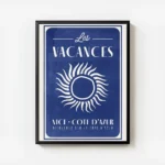 affiche bleu fonce avec un soleil blanc eclatant et du texte vacances nice cote avec cadre.webp