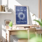 affiche bleu fonce avec un soleil blanc eclatant et du texte vacances nice cote bureau.webp