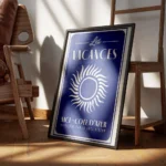 affiche bleu fonce avec un soleil blanc eclatant et du texte vacances nice cote encadre.webp