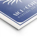 affiche bleu fonce avec un soleil blanc eclatant et du texte vacances nice cote lightpanel.webp