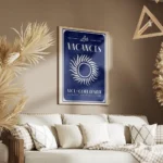 affiche bleu fonce avec un soleil blanc eclatant et du texte vacances nice cote salon.webp