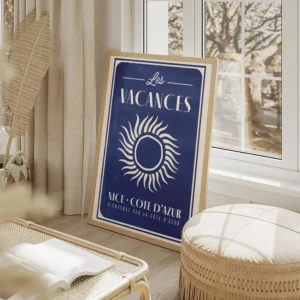 affiche bleu fonce avec un soleil blanc eclatant et du texte vacances nice cote salon beige.webp