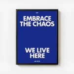 affiche bleue avec le texte embrace the chaos et we live here en blanc casse sty avec cadre.webp