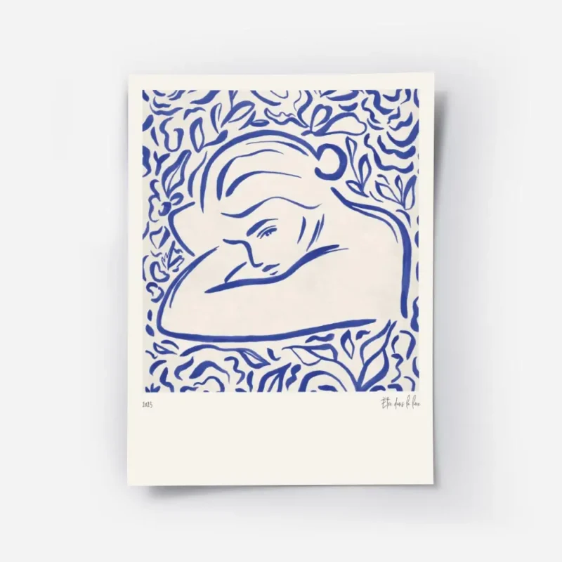 affiche bleue illustrant une femme en reverie entouree de feuillages bleus avec .webp