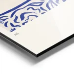 affiche bleue illustrant une femme en reverie entouree de feuillages bleus avec aluminium.webp
