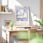 affiche bleue illustrant une femme en reverie entouree de feuillages bleus avec bureau.webp