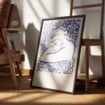 affiche bleue illustrant une femme en reverie entouree de feuillages bleus avec encadre.webp