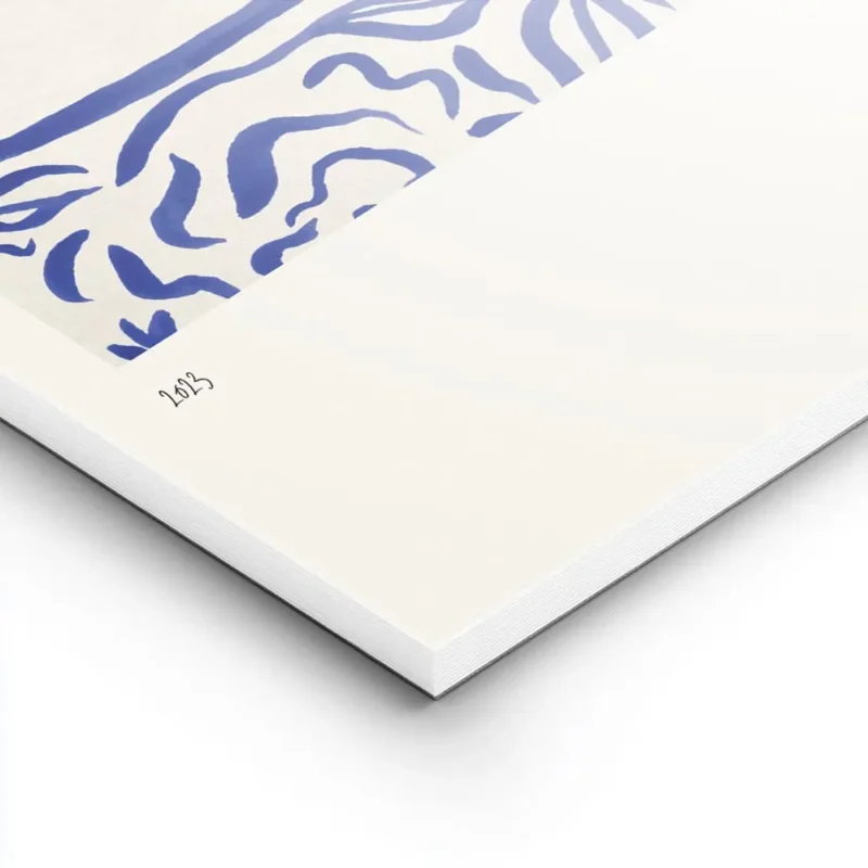 affiche bleue illustrant une femme en reverie entouree de feuillages bleus avec lightpanel.webp
